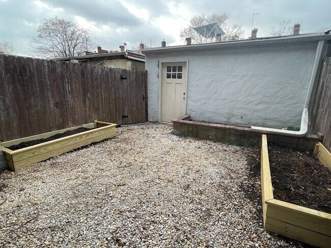 Building Photo - 682 E 42nd St