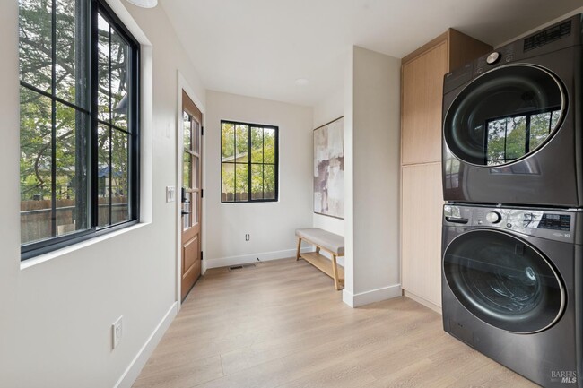 Building Photo - 735 Hunt Ave