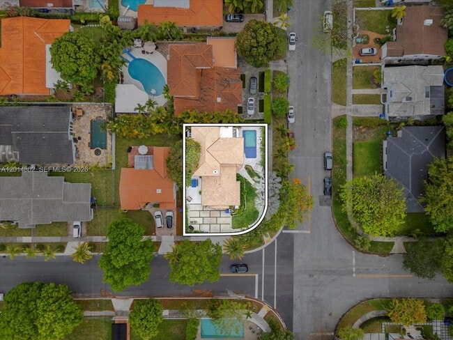 Building Photo - 825 SW 23rd Rd