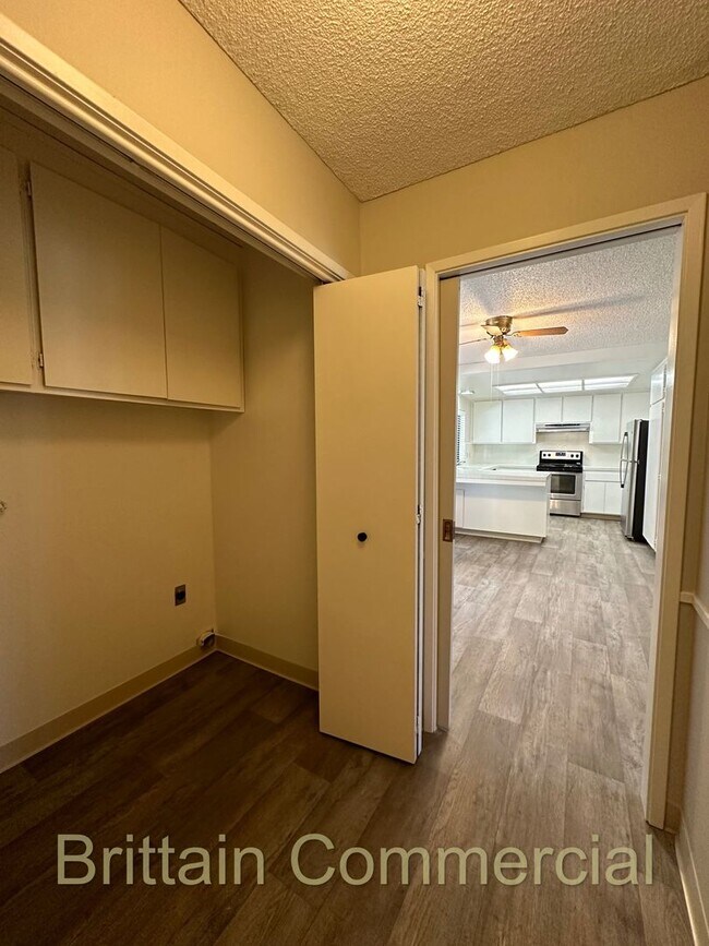 Building Photo - 6531 Lake Park Dr