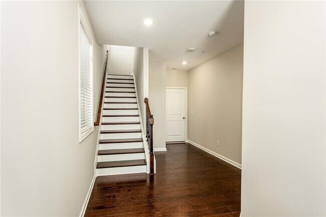 Building Photo - 335 Beacons Pl