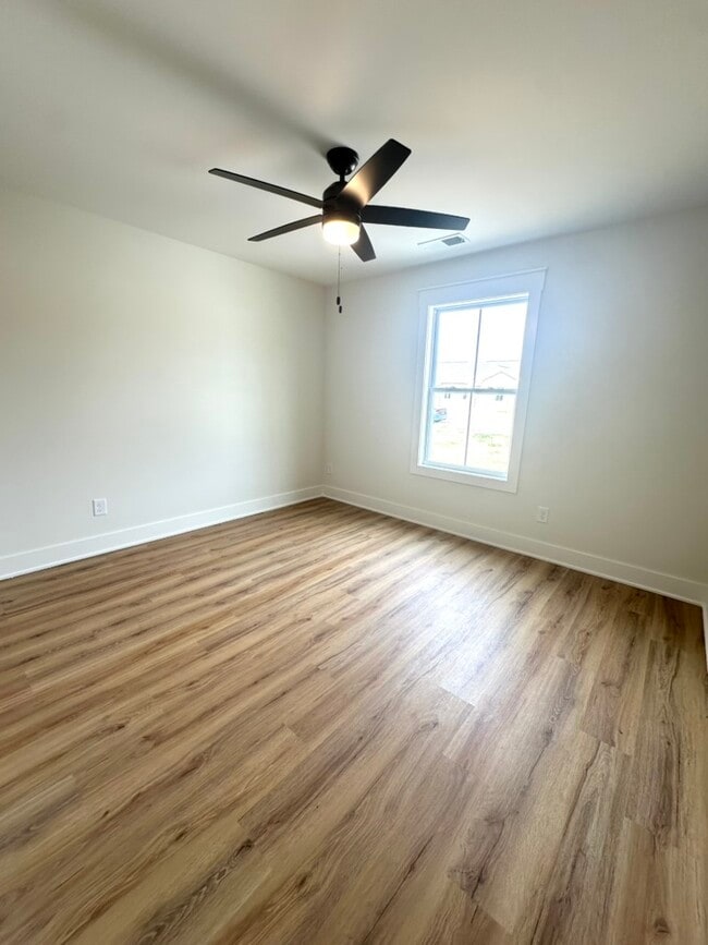 Building Photo - 343 Woods Rd