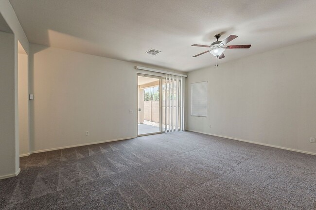 Building Photo - 3 Bed 2 Bath - New Kitchen Appliances\Carp...