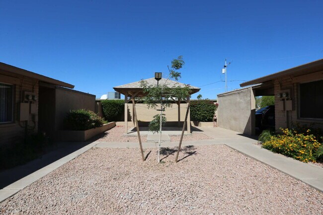 Building Photo - Beautifully Renovated 2-Bedroom Home in a ...