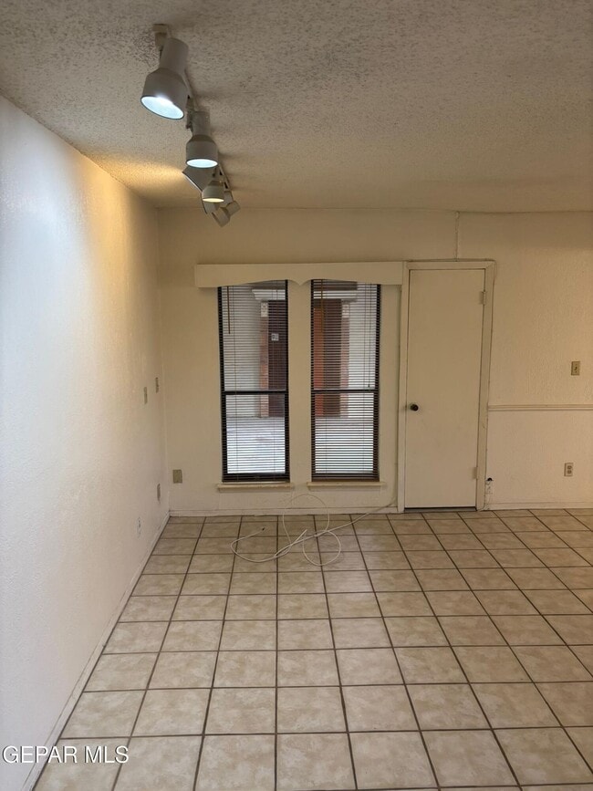 Building Photo - 1601 Common Dr