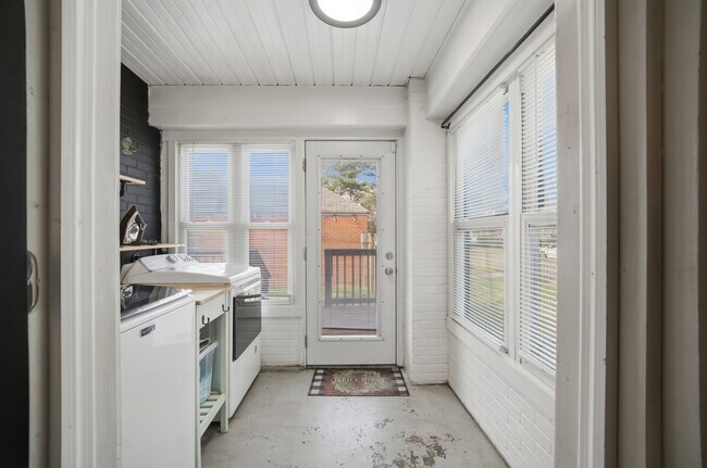 Building Photo - 1080 Green St