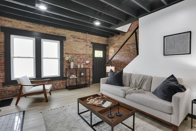 Building Photo - 1010 Bruck St