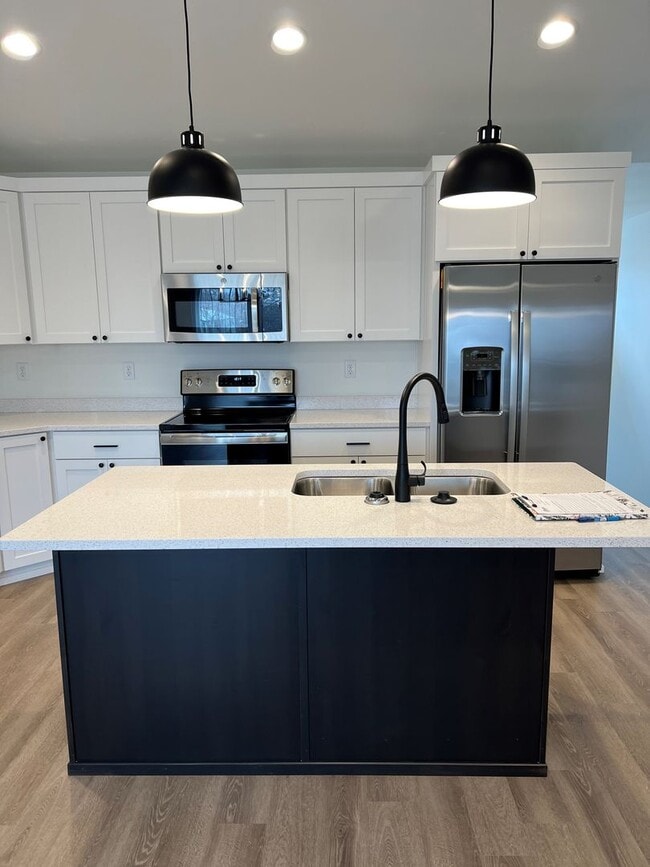 Building Photo - 4 Bed 3 Bath Twin Home