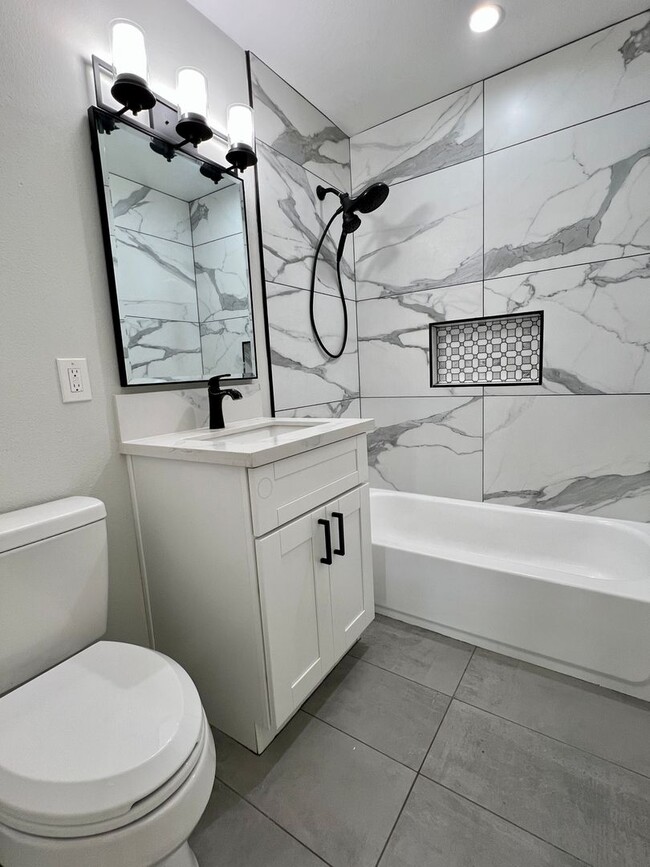 Building Photo - Beautiful, Modern, Upgraded 3 Bedroom 3 Ba...