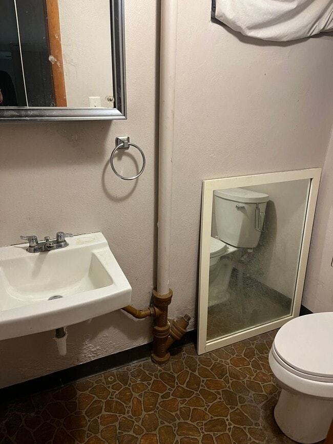 Building Photo - 2006 White St