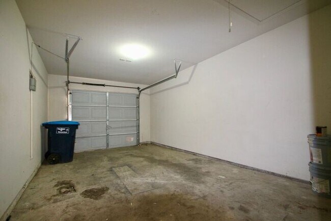 Building Photo - Stunning 3/2 Duplex in West Fort Worth — Granite Kitchen, Garage & Fenced Yard!