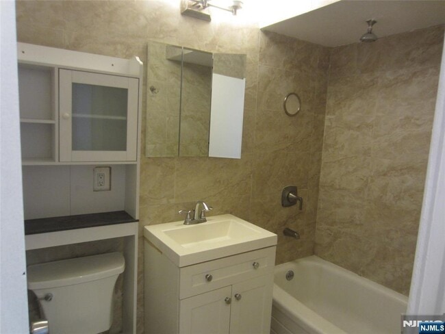 Building Photo - 423 Leonhardt Dr