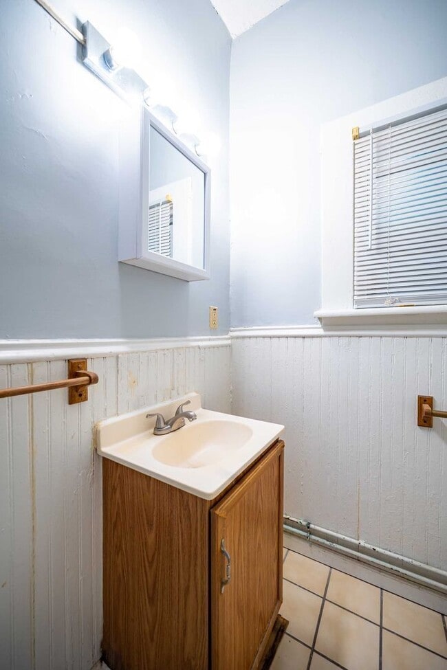 Building Photo - 250 1/2 W 5th Ave