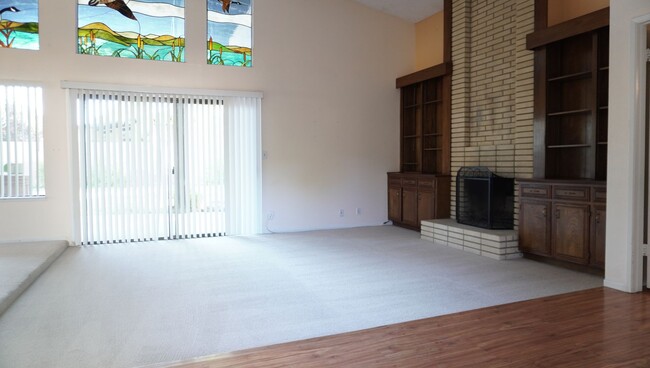 Building Photo - Single-Family Home in a Prime Location.