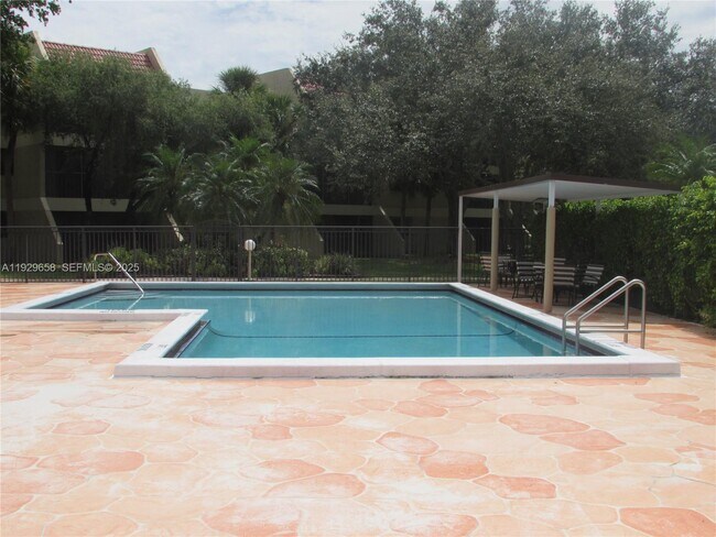 Building Photo - 200 Lakeview Dr