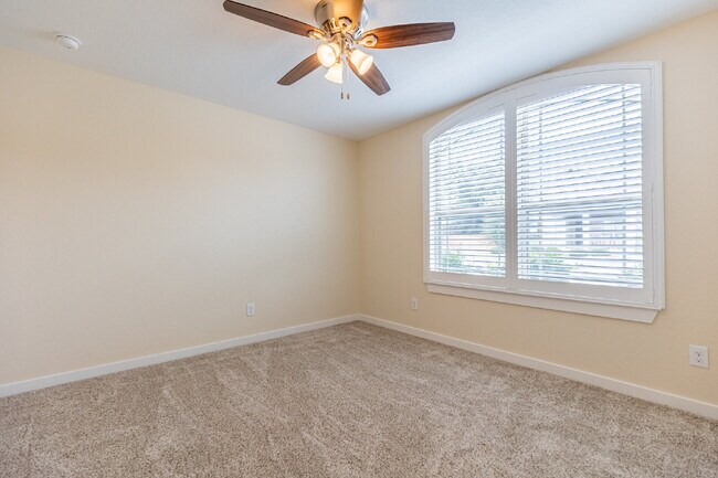 Building Photo - 142 Destiny Dr