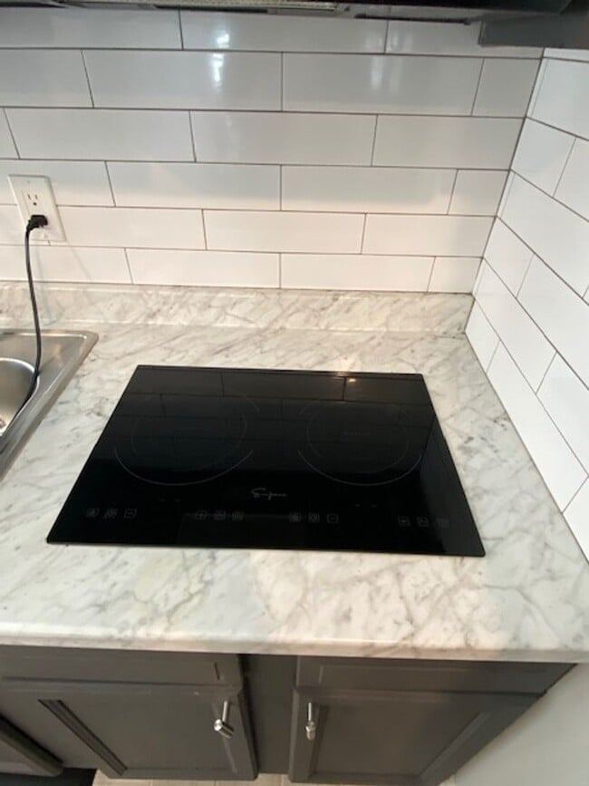 Building Photo - Charming 1-Bedroom Apartment Over Garage for Rent!