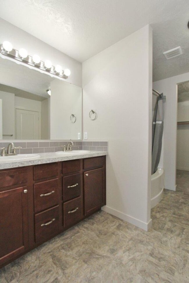 Building Photo - Immaculate Single-Level Home