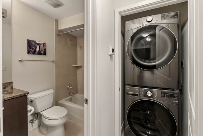 Building Photo - U St Penthouse