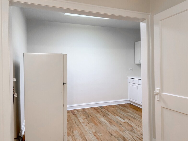 Building Photo - 545 W Wellington Ave