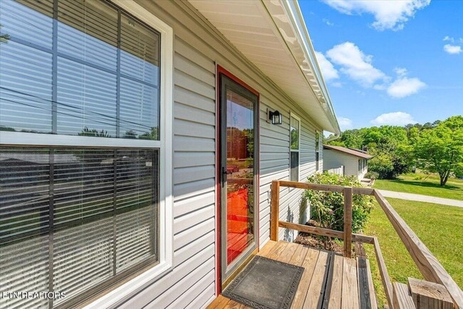 Building Photo - 5917 W Pine Ln