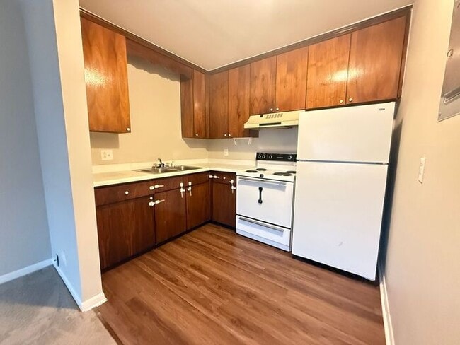 Building Photo - Remodeled 1 Bedroom Apartment!!! Walk to t...