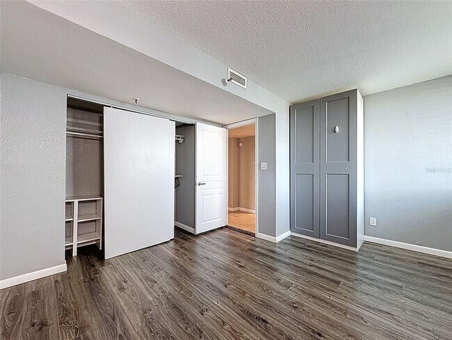 Building Photo - 201 W Laurel St