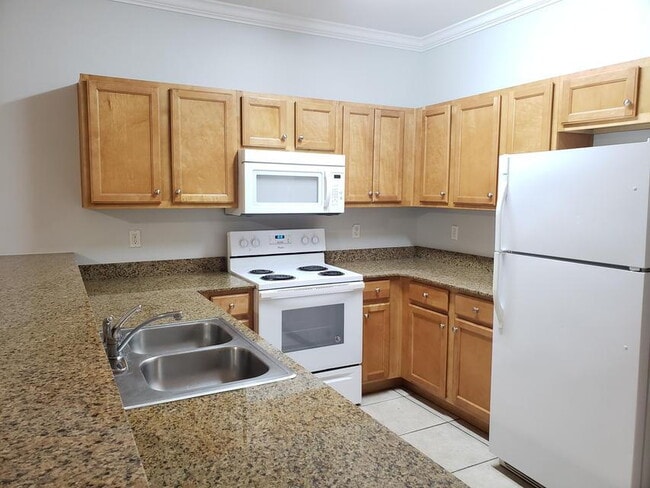 Building Photo - "Charming 3-Bed Townhouse Retreat in Fort Walton Beach!"