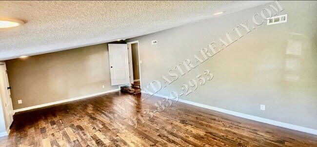 Building Photo - Nice Updated 3 Bed, 1 Bath in KCK-Availabl...