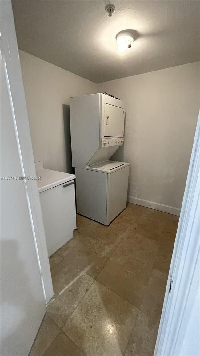 Building Photo - 14951 Royal Oaks Ln