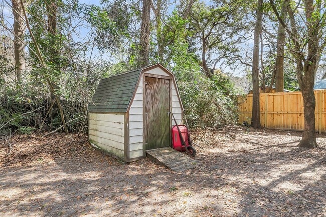 Building Photo - Beautiful 3/2 located in Central Mount Pleasant!