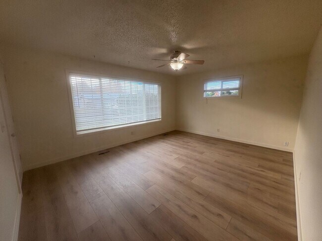 Building Photo - sim614/616