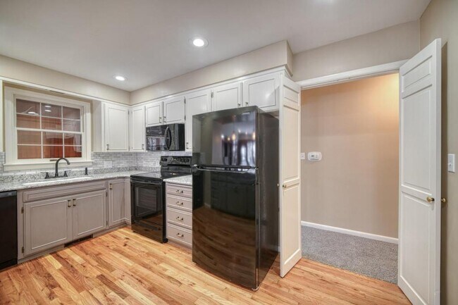 Building Photo - 225 E 25th St