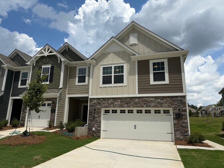Primary Photo - 3204 Lilac Grove Dr