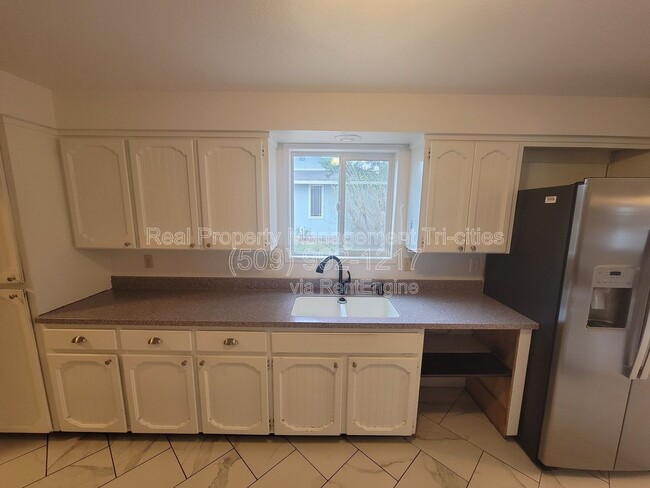 Building Photo - 3704 S Vancouver St