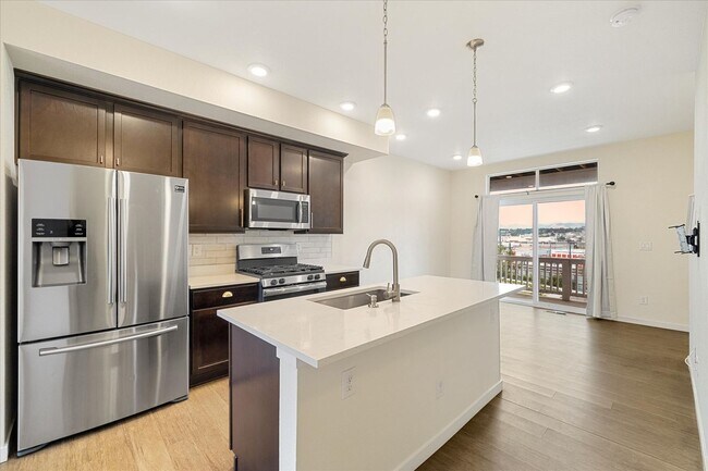 Building Photo - Beautiful, updated 3 bedroom townhome!