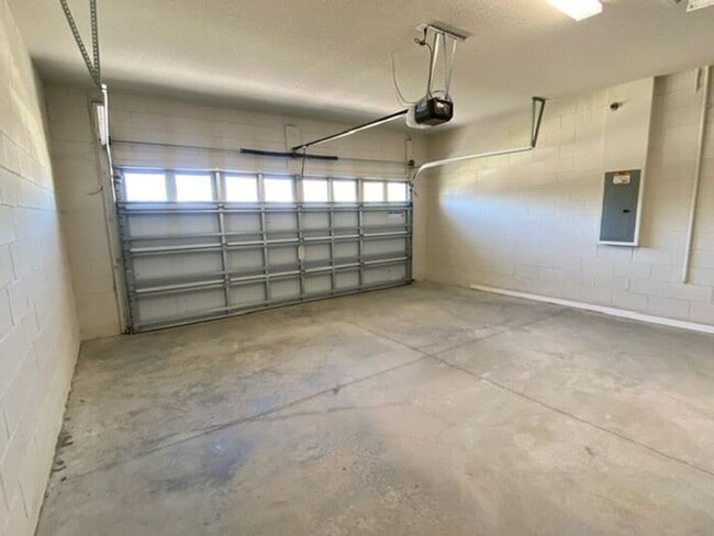 Building Photo - 4/2 Single family home