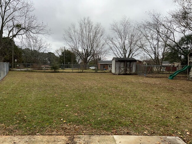 Building Photo - 101 Willow Dr