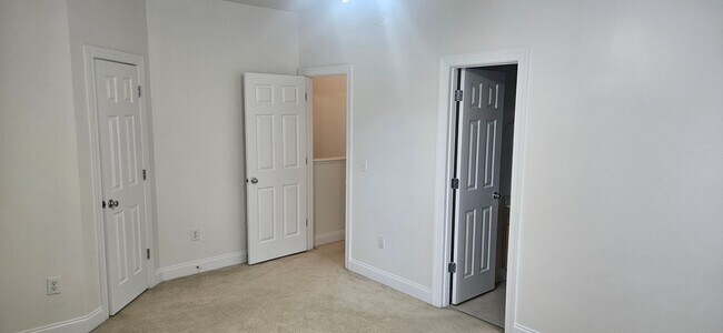 Building Photo - Darling 2br/2.5ba end unit townhome in Exc...
