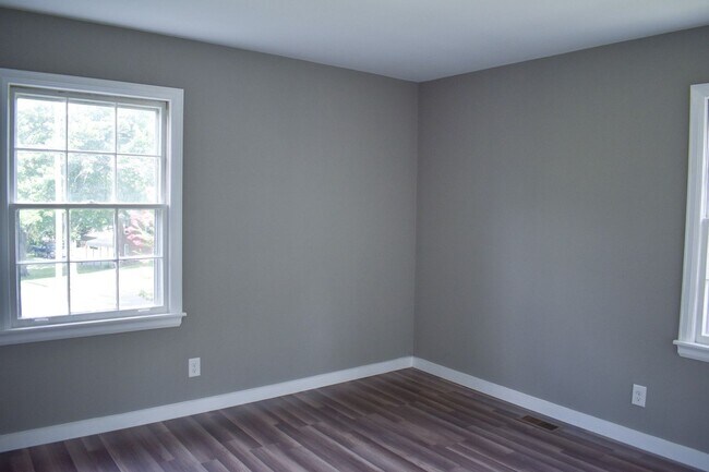 Building Photo - Renovated 3 Bed 1.5 Bath with Carport in Lewisburg