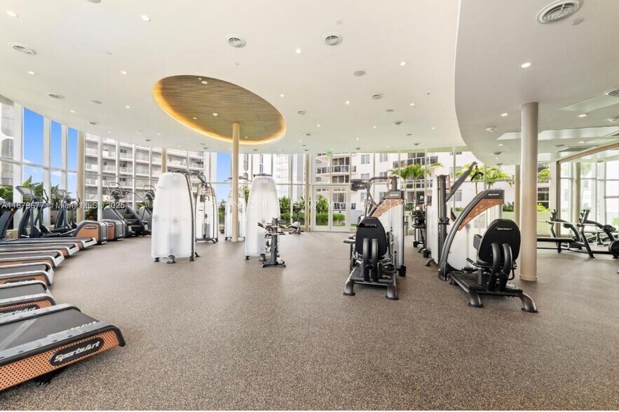 Building Photo - 700 NE 24th St