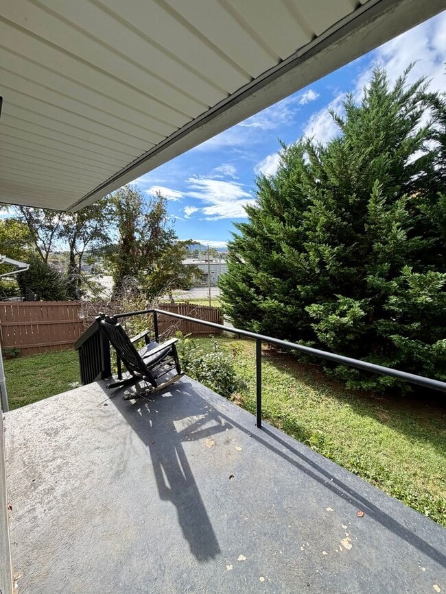 Building Photo - Charming 3-Bedroom Home with Updated Kitch...