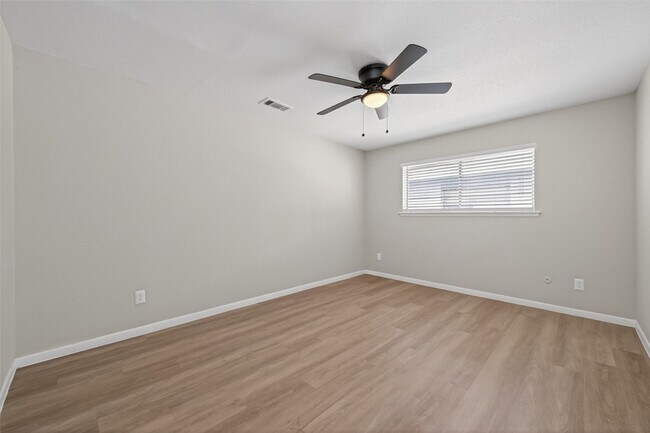 Building Photo - 427 Hollyvale Dr