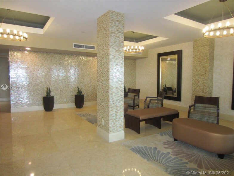 Building Photo - 1420 Brickell Bay Dr
