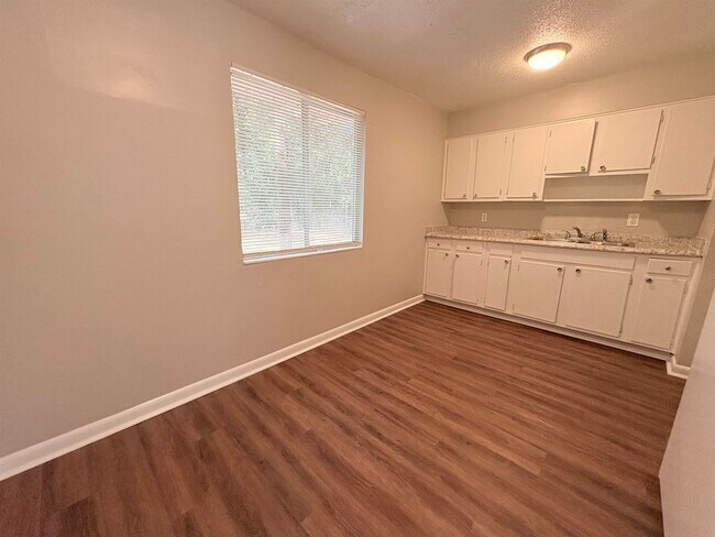 Building Photo - 2922 Oakwood Dr