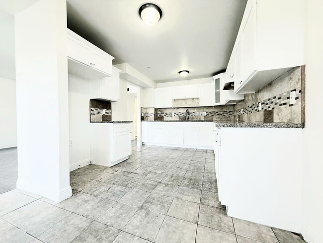 Building Photo - 1440 E 42nd St