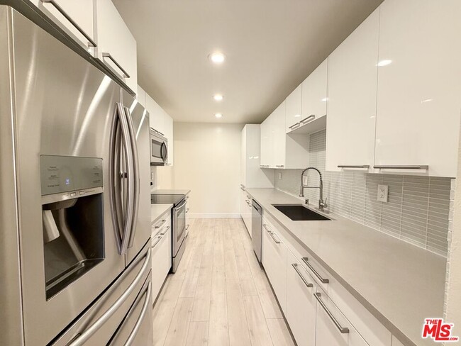 Building Photo - 927 Kings Rd