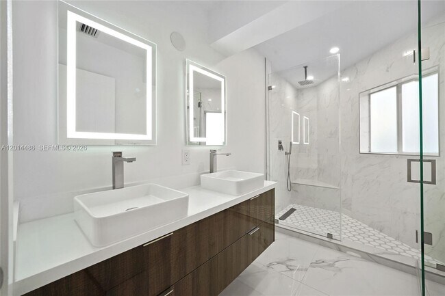 Building Photo - 711 Sunset Dr
