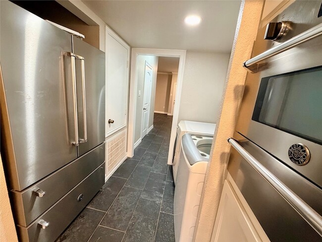 Building Photo - 811 Threadneedle St