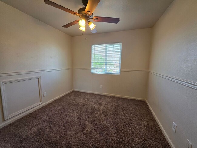 Building Photo - 3 bedroom with an extra office/den space in Modesto!